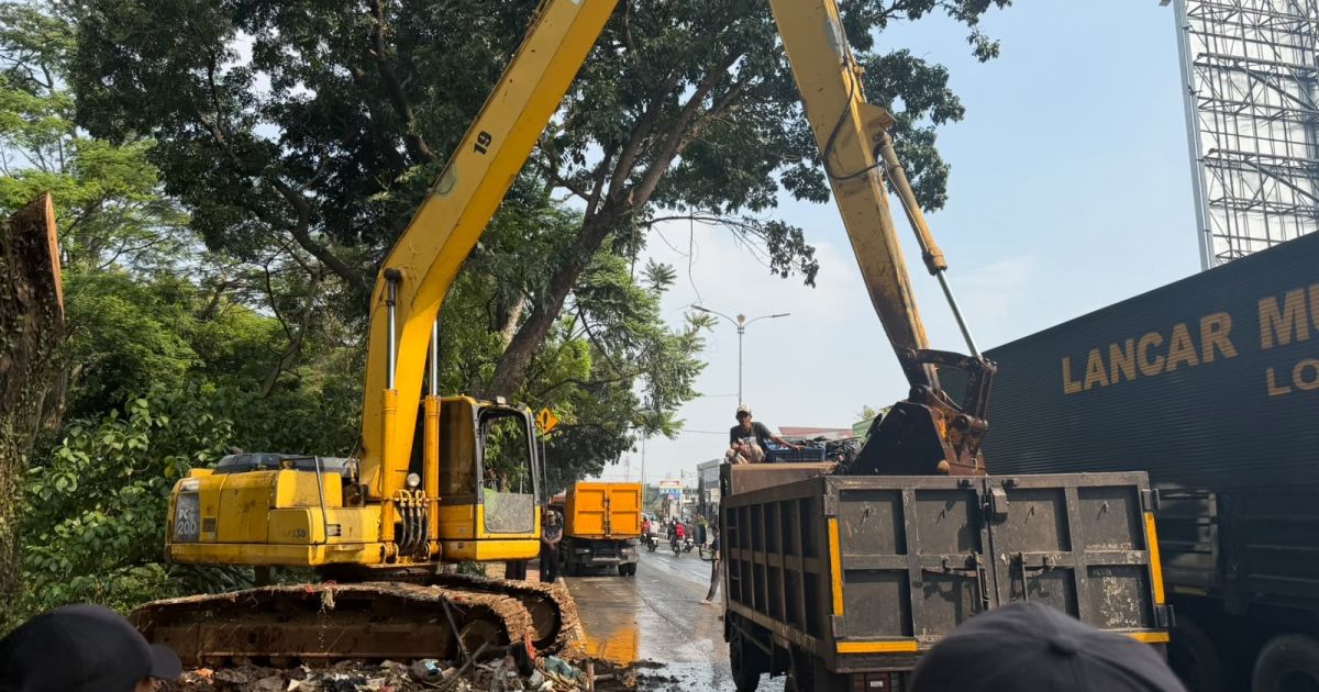 DLH dan DPU Bogor Kolaborasi Bersihkan Kali Baru yang Dipenuhi Sampah