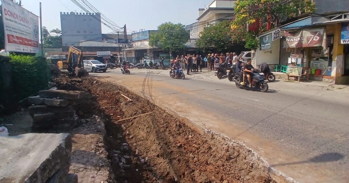 PUPR Depok Lanjutkan Revitalisasi Drainase Bukit Cengkeh, Fokus Atasi Penyempitan Saluran dan Sedimentasi