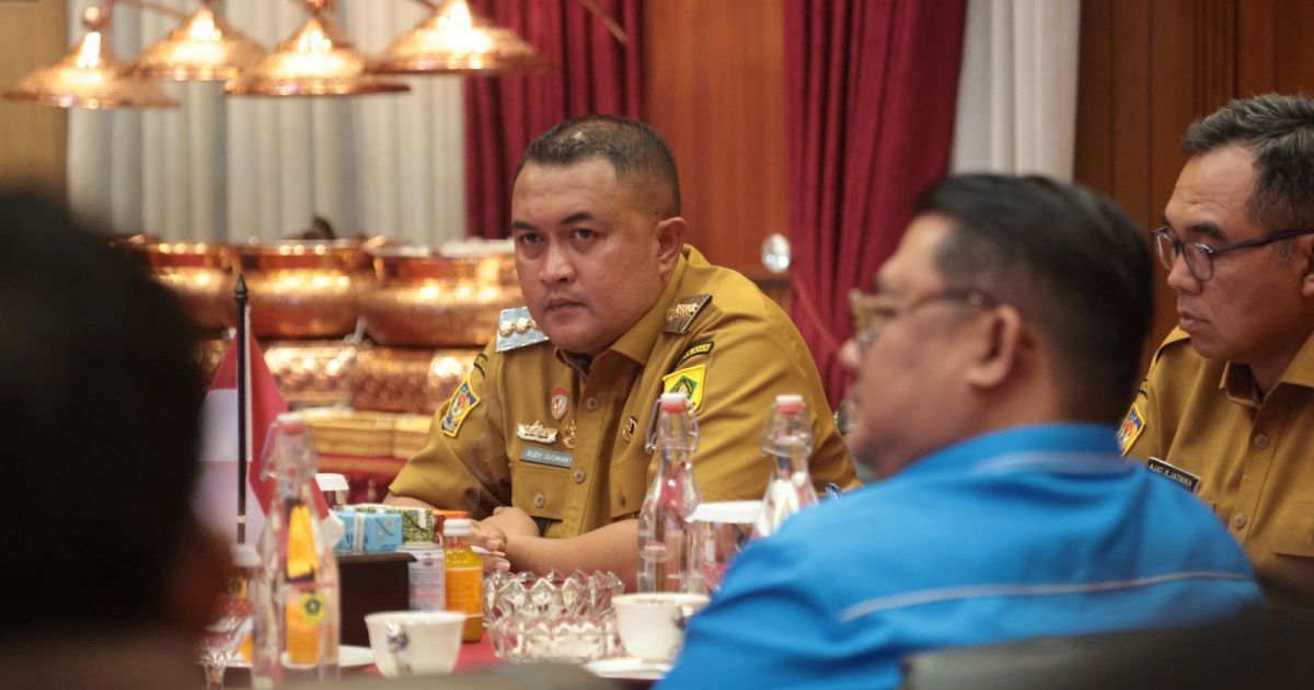 Bupati Bogor Rudy Susmanto saat memimpin Rapat Koordinasi bersama seluruh camat se-Kabupaten Bogor di Ruang Rapat Bupati Bogor, Aula Soekarno-Hatta, Pendopo Bupati Bogor, Senin malam (13/7/2026).