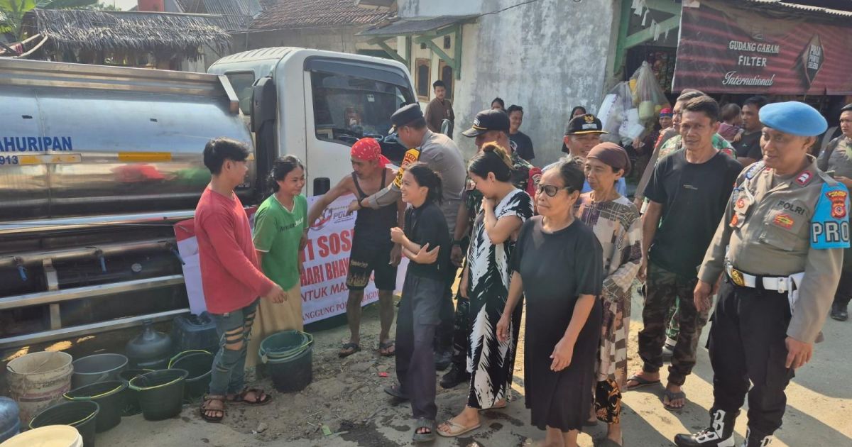Polsek Nanggung dan Tirta Kahuripan Salurkan 11.000 Liter Air Bersih untuk Warga Terdampak Kekeringan
