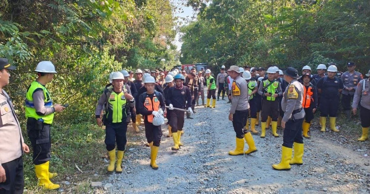 Hari kedua operasi gabungan penertiban PETI di kawasan Pongkor, Bogor, menemukan ribuan karung bekas, sampah plastik, dan aliran air keruh yang diduga berdampak pada Sungai Cikaniki. Operasi melibatkan PT Antam, Polri, TNI, TNGHS, Satpol PP, dan Linmas.