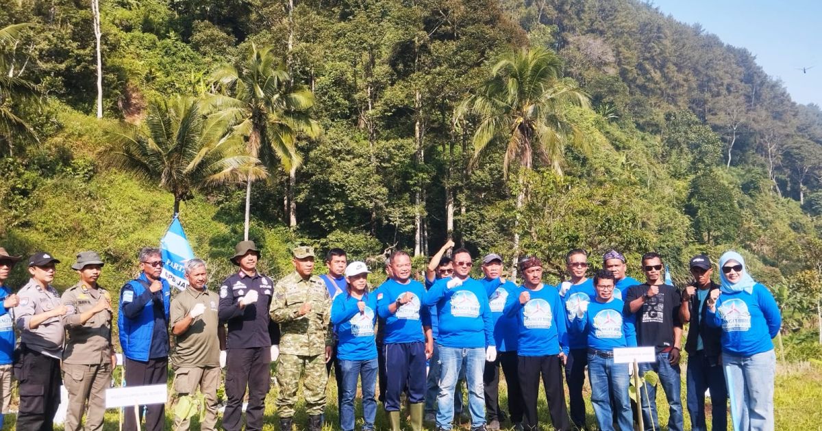 Dalam rangka HUT ke-25 Partai Demokrat, DPC Demokrat Kabupaten Bogor menggelar Ekspedisi Bogor Biru #2 di Caringin dengan aksi bersih Sungai Cibeuling dan penanaman 1.000 pohon sebagai bagian dari Gerakan Langit Biru Indonesia Asri