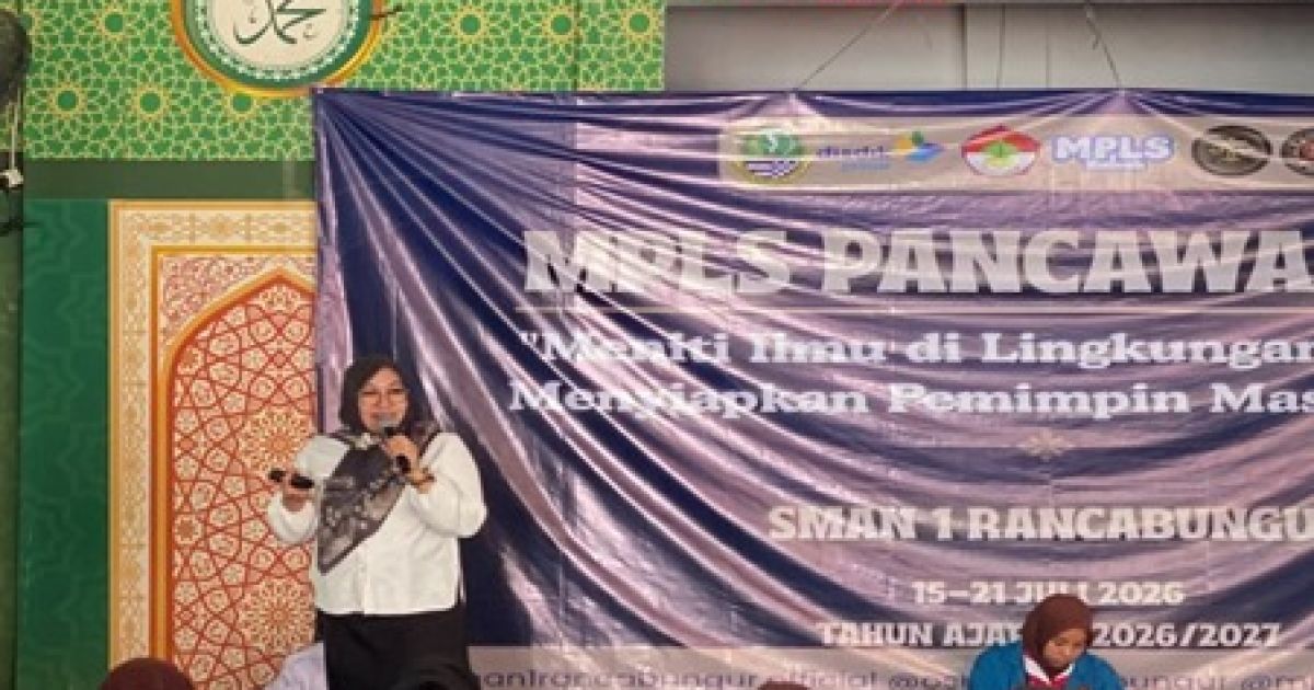 Ket.Gambar: Kepala SMAN 1 Rancabungur, Winda Yulinda, S.S., M.Pd., Saat menyampaikan materi di kegiatan Masa Pengenalan Lingkungan Sekolah (MPLS) Ramah Tahun Pelajaran 2026/2027 , Kamis 15 Juli 2026.(Foto/DokSMA1Rancabungur)