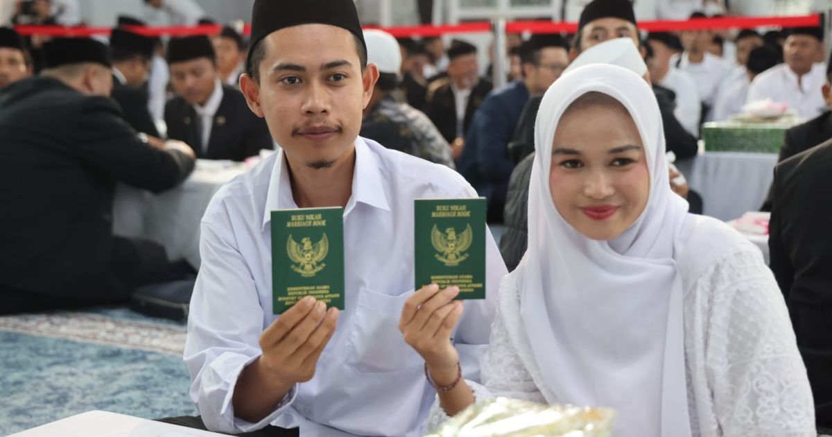 Keterangan Gambar. Salah satu pasangan peserta Program Nikah Massal yang berlangsung di Masjid Baitul Faizin, Cibinong, Sabtu (18/7/2026).