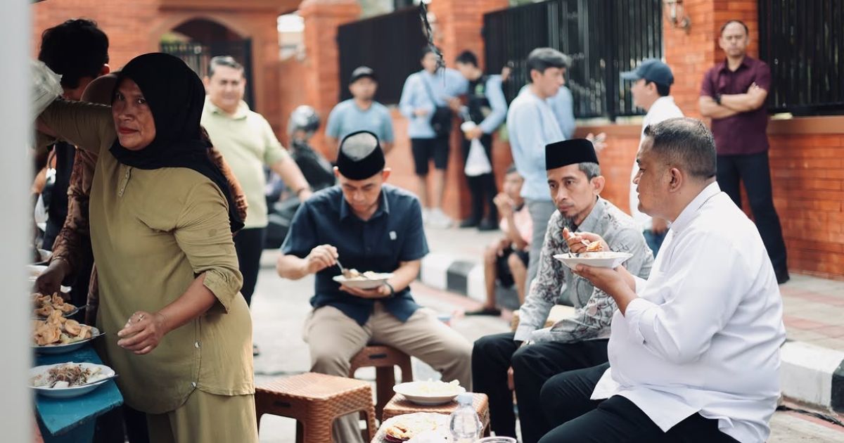 Bupati Bogor Rudy Susmanto menikmati sarapan ketoprak di kawasan Masjid Baitul Faizin Cibinong, Sabtu (18/7/2026).