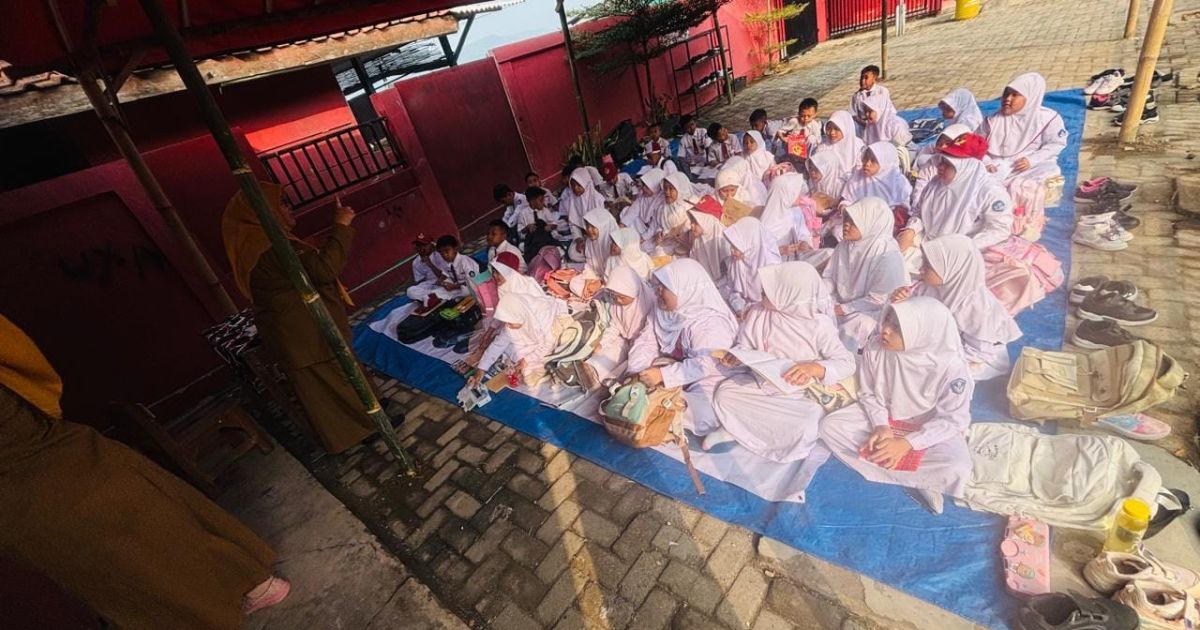 Khawatir Bangunan Ambruk, SDN Cadas Leueur Gelar KBM di Bawah Tenda Terpal