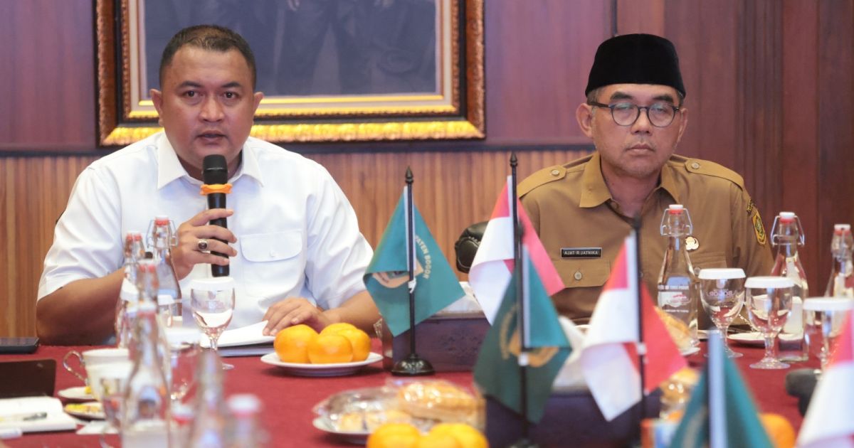 Bupati Bogor Rudy Susmanto saat rapat pengembangan pasar karbon dan ekonomi hijau bersama PT TUV Rheinland Indonesia di Cibinong. Senin (20/7/2026).