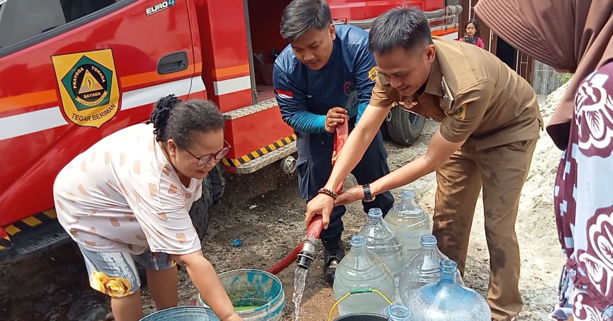 Gambar: Mobil tangki BPBD Kabupaten Bogor menyalurkan bantuan air bersih kepada warga Desa Koleang Kecamatan Jasinga yang terdampak kemarau panjang.