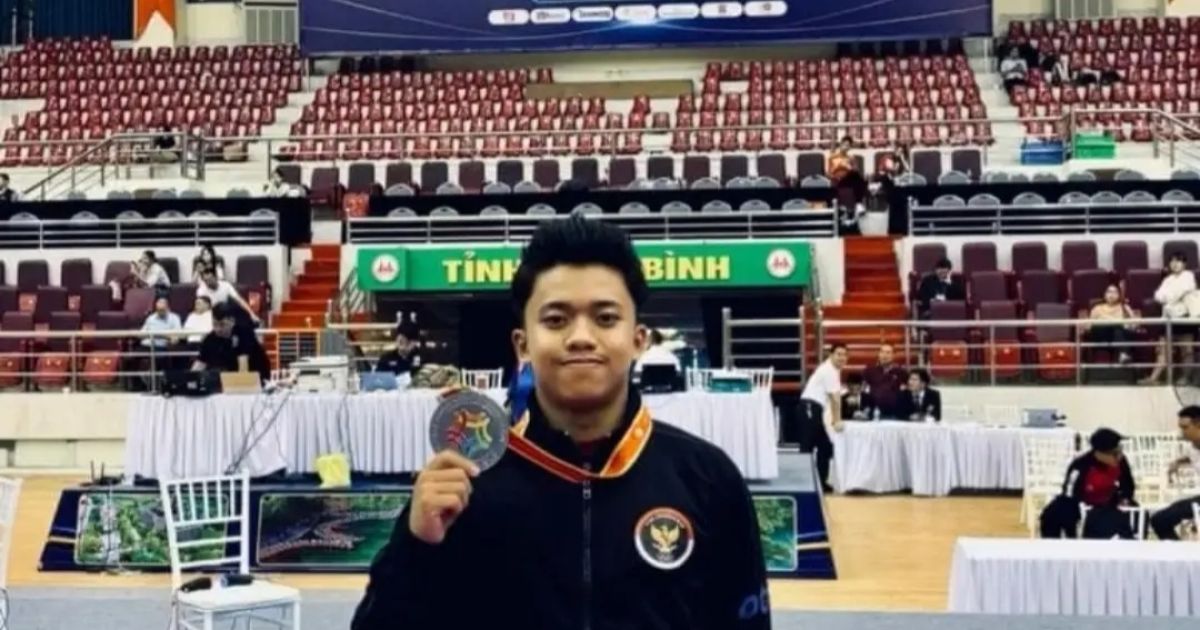 Atlet karate asal Kabupaten Bogor, Naufal Putra Diandra, berhasil meraih medali perak pada The 13th South East Asian Karate Championships (SEAKF) 2026 di Vietnam pada nomor Kata Perorangan U-21.