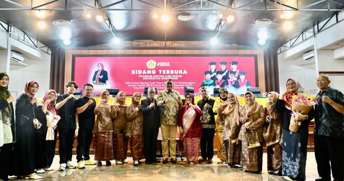Bupati Bogor Rudy Susmanto menghadiri Sidang Terbuka Program Doktor Ilmu Hukum Universitas Borobudur dan memberikan apresiasi kepada Kepala Dinas Kesehatan Kabupaten Bogor, Dr. dr. Fusia Meisiawaty, yang berhasil meraih gelar doktor. (Foto/Hms)