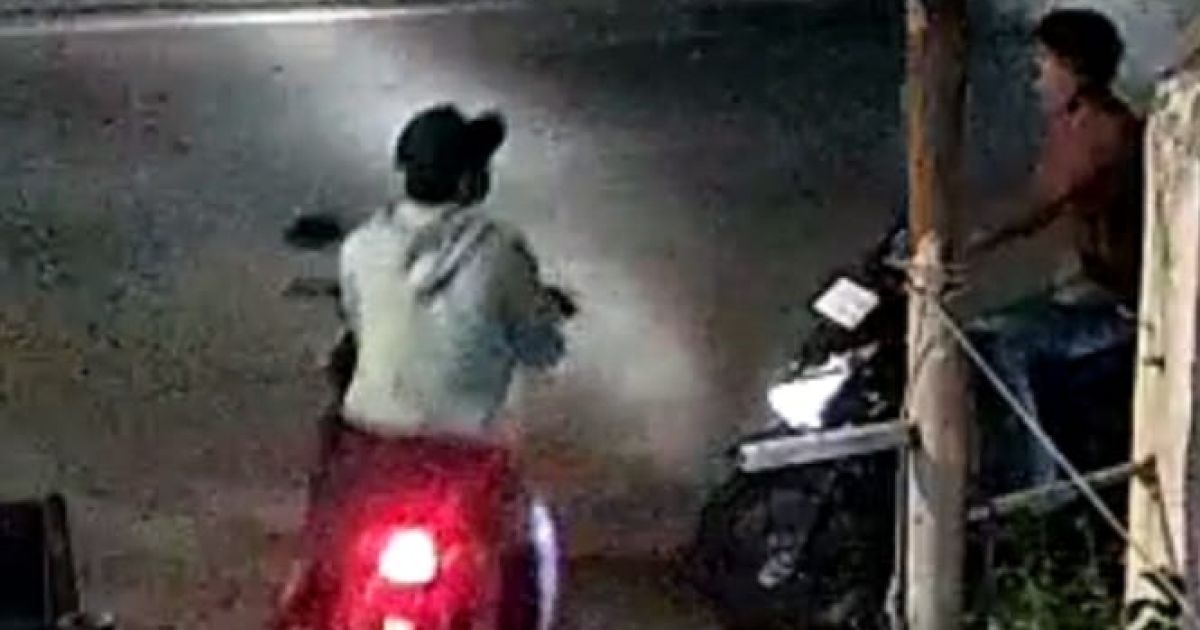 Satu unit Honda Beat Deluxe milik warga Jasinga, Kabupaten Bogor, raib dicuri saat diparkir di area Warung Bakso SR Pulo. Aksi pelaku terekam CCTV.