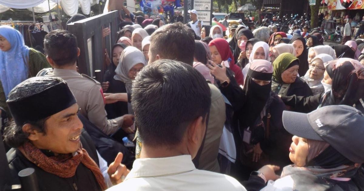 Seorang jamaah berinisial IF (49), warga Ciampea, meninggal dunia saat menghadiri Pengajian Akbar Ustadzah Halimah Alaydrus di Leuwiliang, Bogor. RSUD Leuwiliang menyatakan korban tiba dalam kondisi DOA.