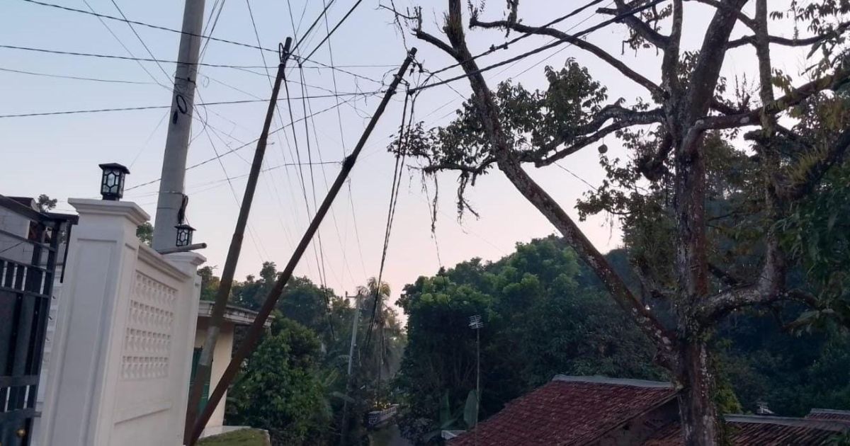 Tiang Listrik Nyaris Roboh di Jasinga, Kabel Tegangan Tinggi Menjuntai ke Badan Jalan