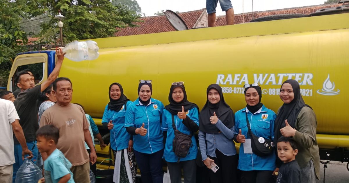 KNPI Jasinga bersama Yayasan Selendang Anak Bangsa menyalurkan 8.000 liter air bersih kepada warga terdampak kekeringan di Desa Jasinga dan Pamagersari, Kabupaten Bogor.