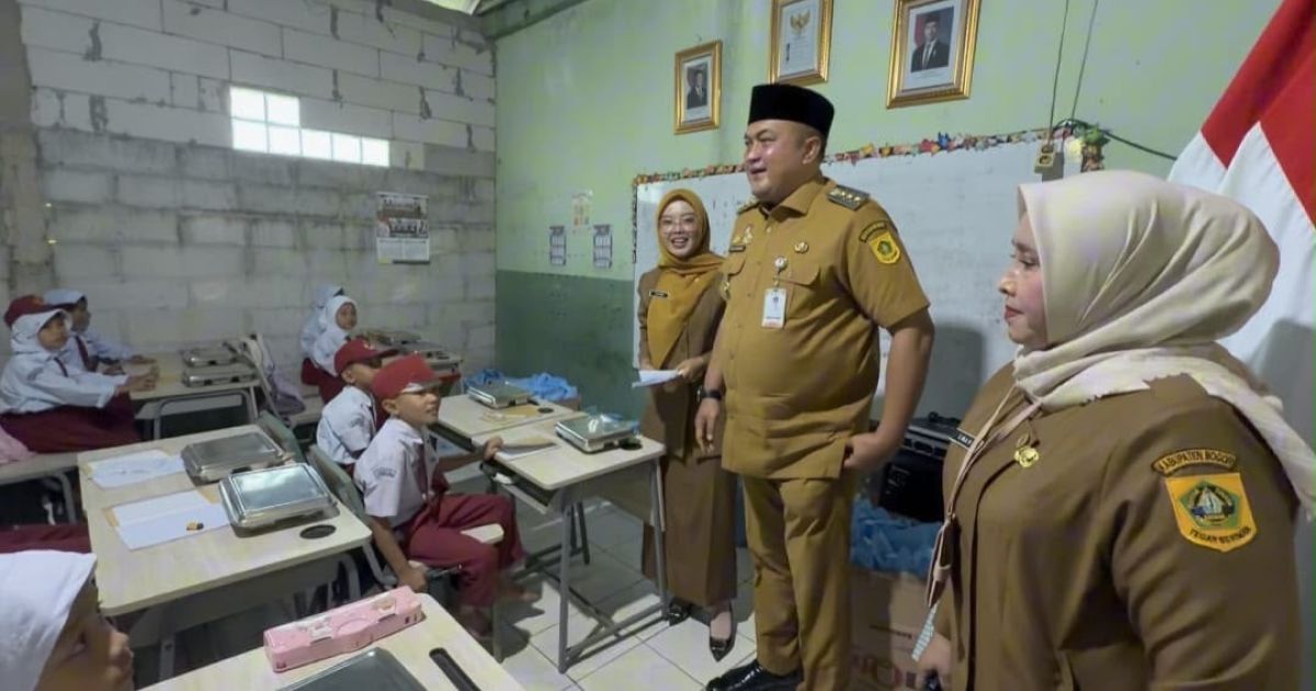 Bupati Bogor Rudy Susmanto meninjau pelaksanaan Program Makan Bergizi Gratis di SDN Lulut 05 Klapanunggal. Dalam dialog langsung, siswa berharap program MBG terus dilanjutkan untuk mendukung kesehatan dan semangat belajar.