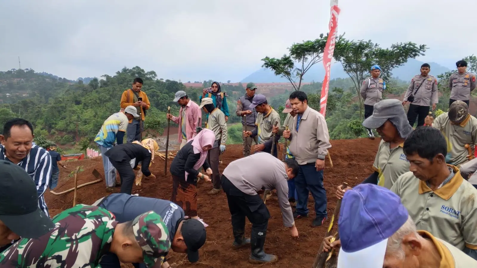 Dukung Program Ketahanan Pangan Nasional, Polsek Cigudeg Tanam Jagung di Sukajaya