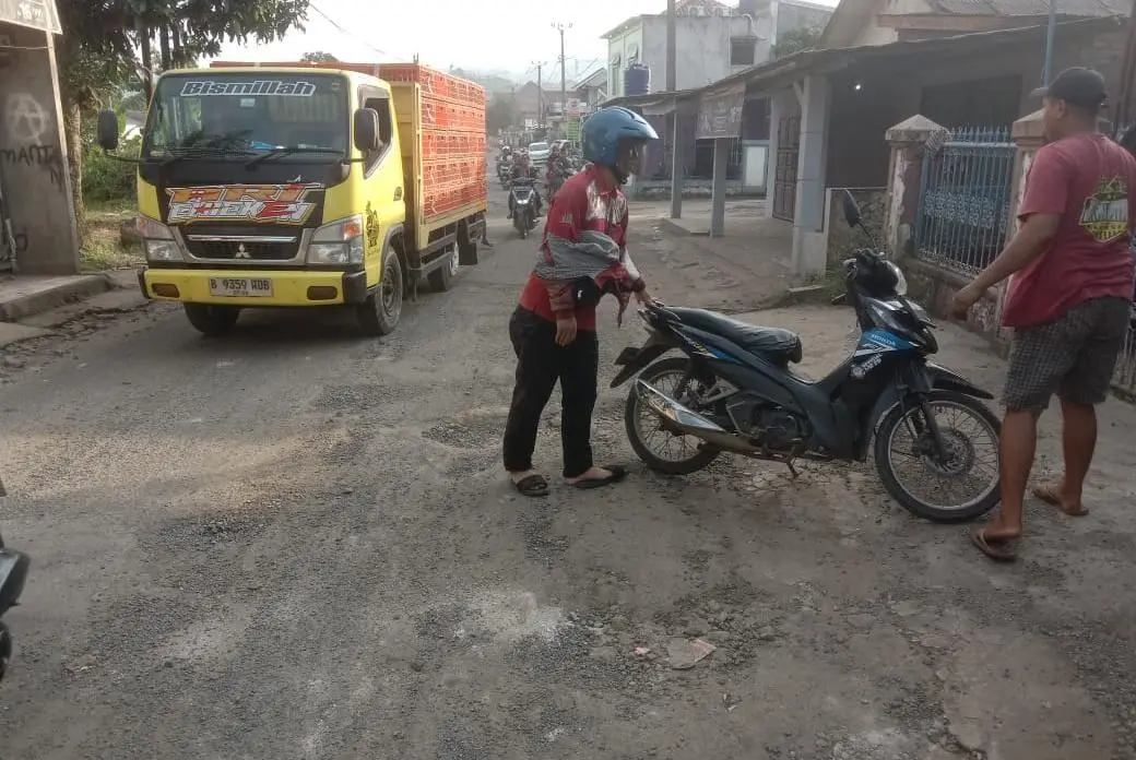 Jalan Berlubang Picu Kecelakaan, Ruas Panyaungan–Nanggung–Curugbitung Disorot