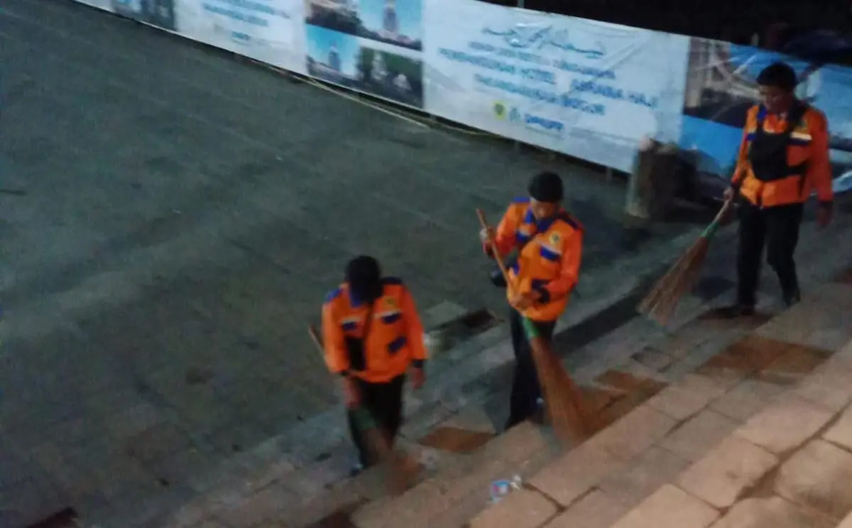 DLH Kabupaten Bogor Bersihkan 3 Ton Sampah Usai Isra Miraj di Pakansari