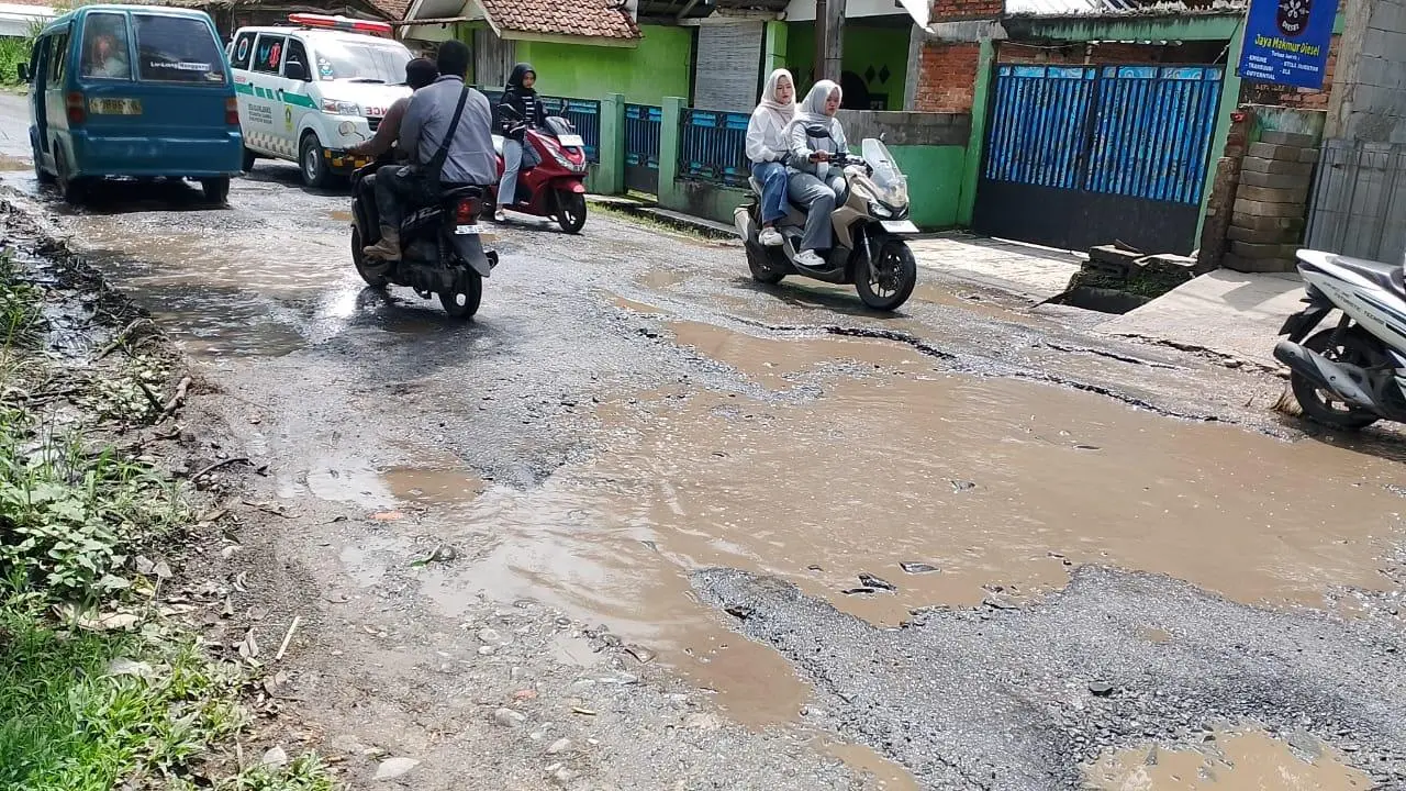 Minim Penerangan dan Jalan Berlubang, Ruas Nanggung–Curugbitung Kian Rawan