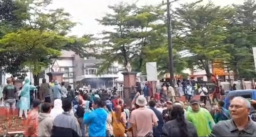 Tuntut Kompensasi Penutupan Tambang, Ribuan Warga Datangi Kantor Kecamatan Cigudeg