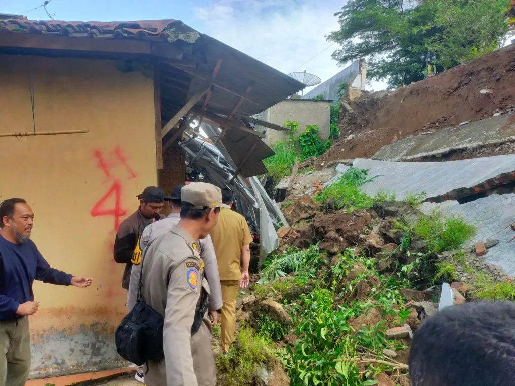 TPT Vila di Ciawi Ambruk, Rumah Warga Tertimbun Longsor