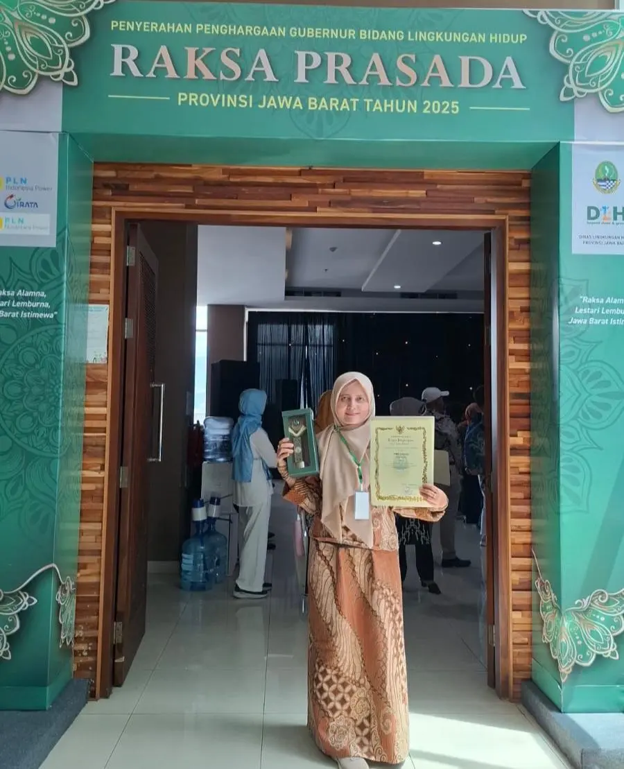 Di Bawah Kepemimpinan Hj. Arin, SMPN 2 Caringin Sukses Raih Penghargaan Raksa Prasada