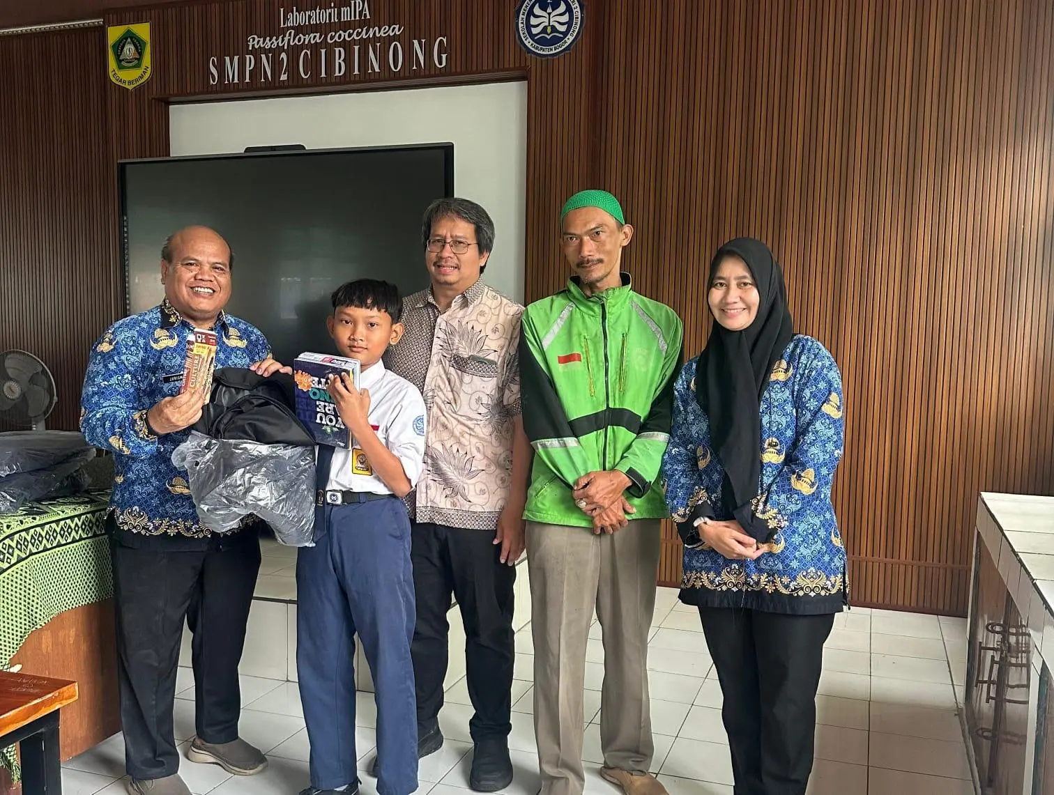 Puluhan Siswa SMPN 2 Cibinong Terima Bantuan Perlengkapan Sekolah dari Pemkab Bogor