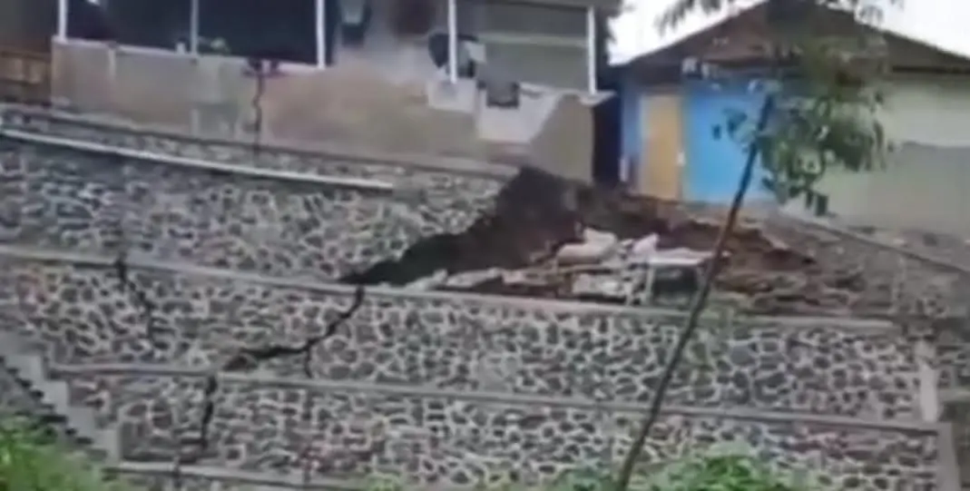 Proyek Dana Desa di Leuwisadeng Runtuh, TPT Tak Tahan Hujan Deras