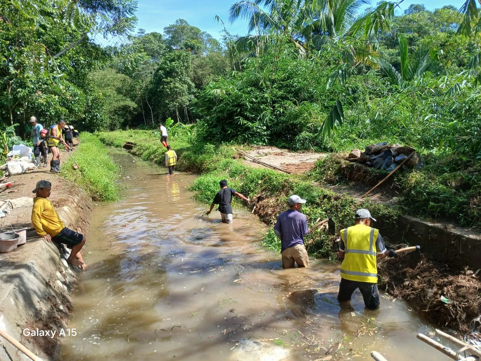 Jaga Debit Air, UPT Irigasi Jasinga Lakukan Pembersihan Saluran di Desa Sipak