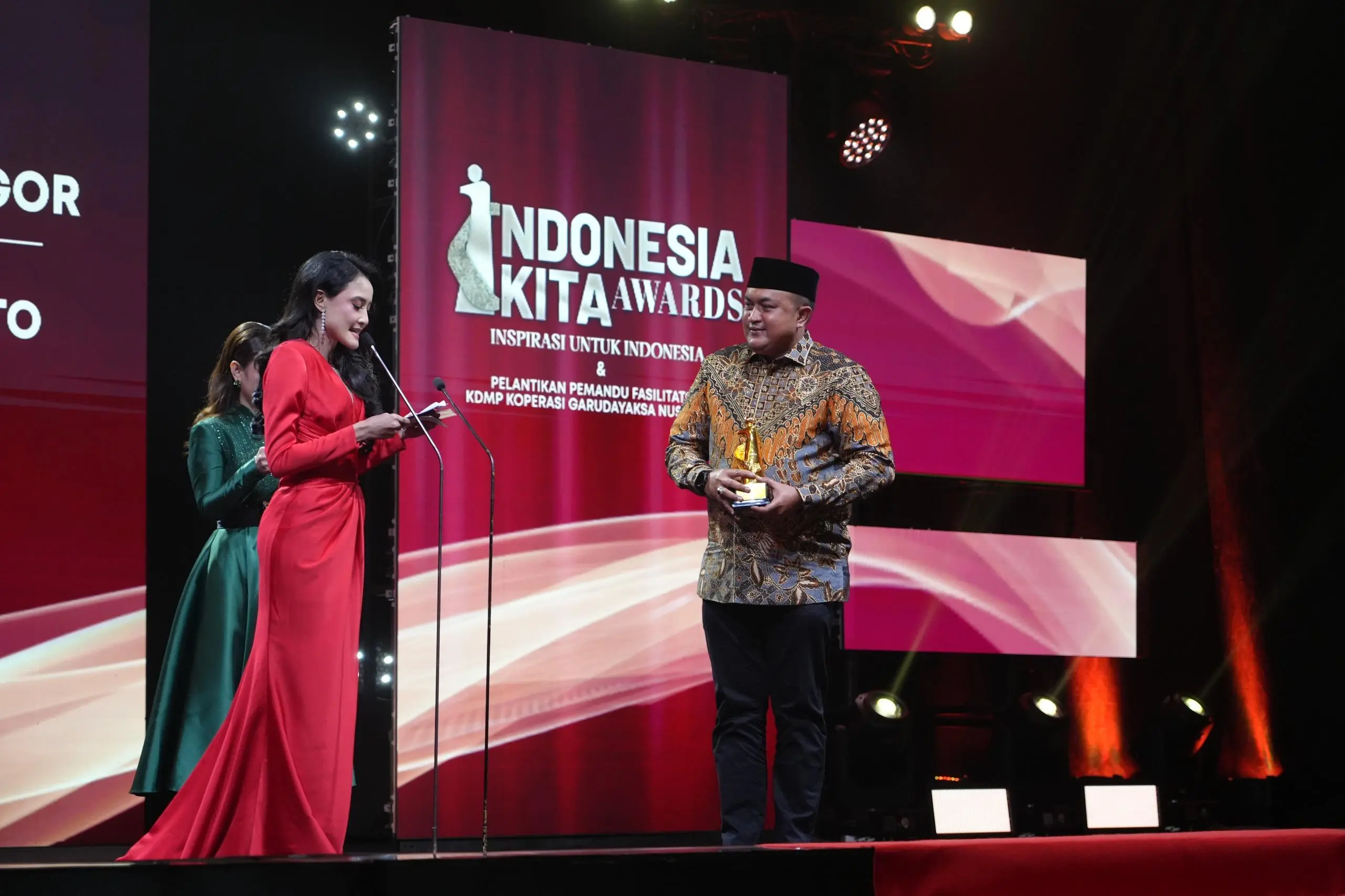 Bupati Bogor Rudy Susmanto Raih Penghargaan Pahlawan Inspiratif Indonesia Kita Awards 2025