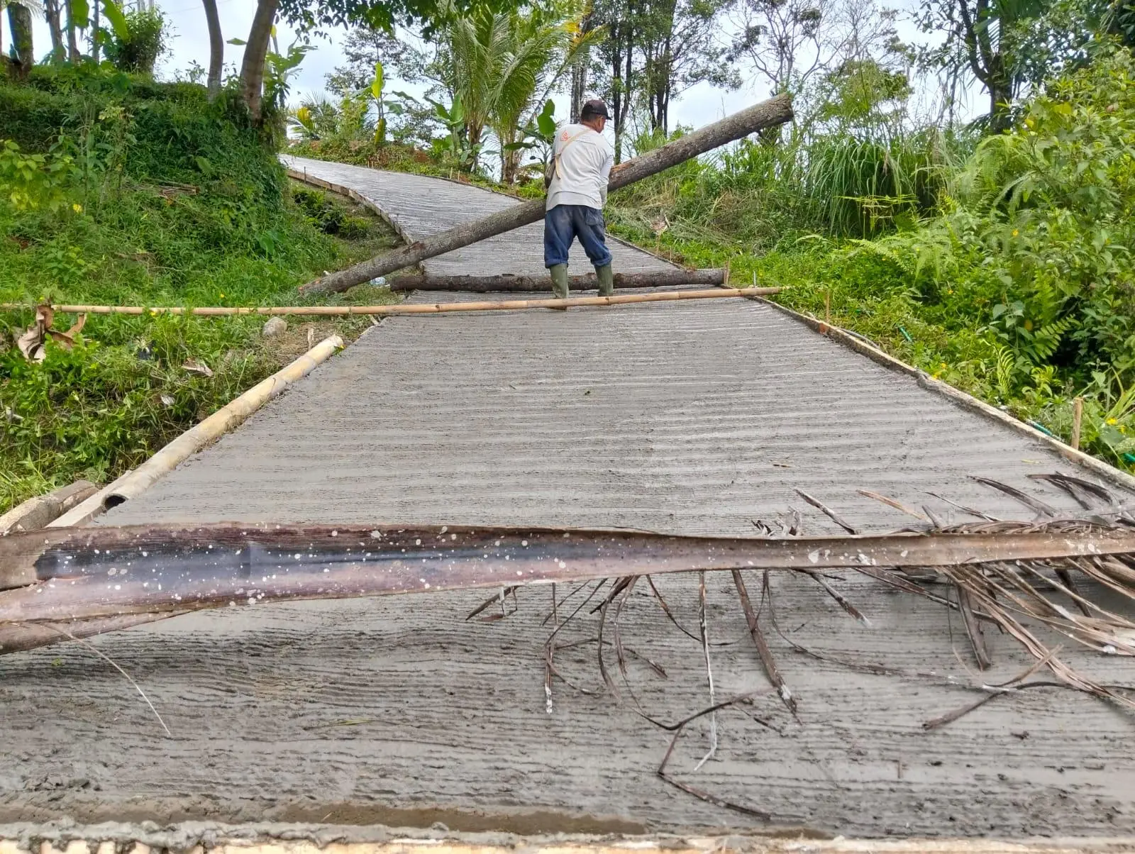 Gotong Royong Warga Malasari Bangun Jalan Desa Tanpa Dana Pemerintah