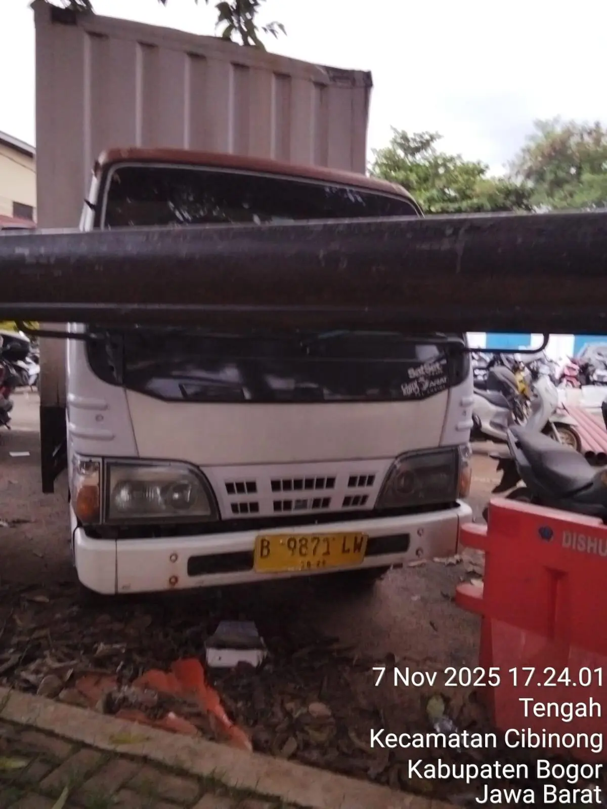 Dugaan BBM Ilegal di Balik Mobil Box yang Terparkir di Polres Bogor