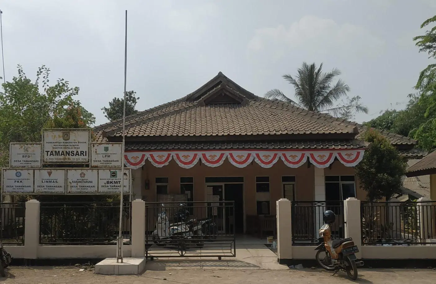 Ratusan Warga Rumpin Datangi Kantor Desa, Minta Kompensasi Dampak Penutupan Tambang