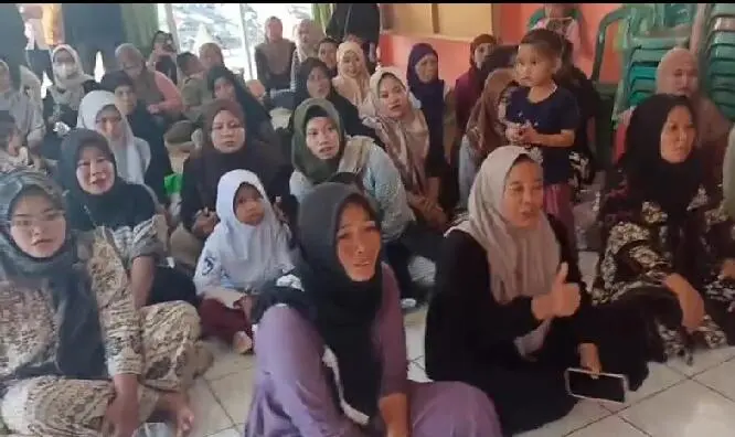 Tak Kebagian Kompensasi Tambang, Emak-Emak Geruduk Kantor Desa Sukasari Rumpin!