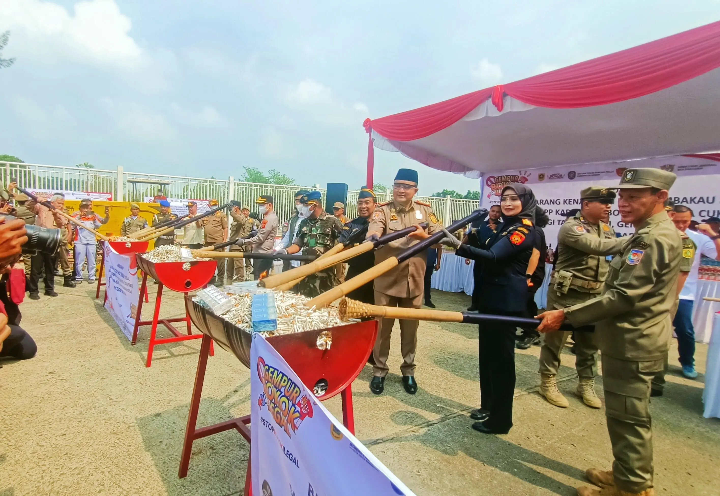 Bupati Bogor dan Bea Cukai Hancurkan 1,8 Juta Rokok Ilegal, Selamatkan Rp1,4 Miliar Uang Negara