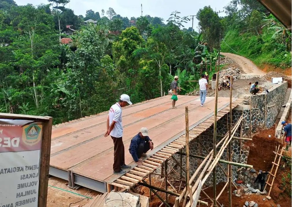 Lima Tahun Terisolasi, Warga Cileuksa Akhirnya Miliki Jembatan Baru Pascabencana Sukajaya