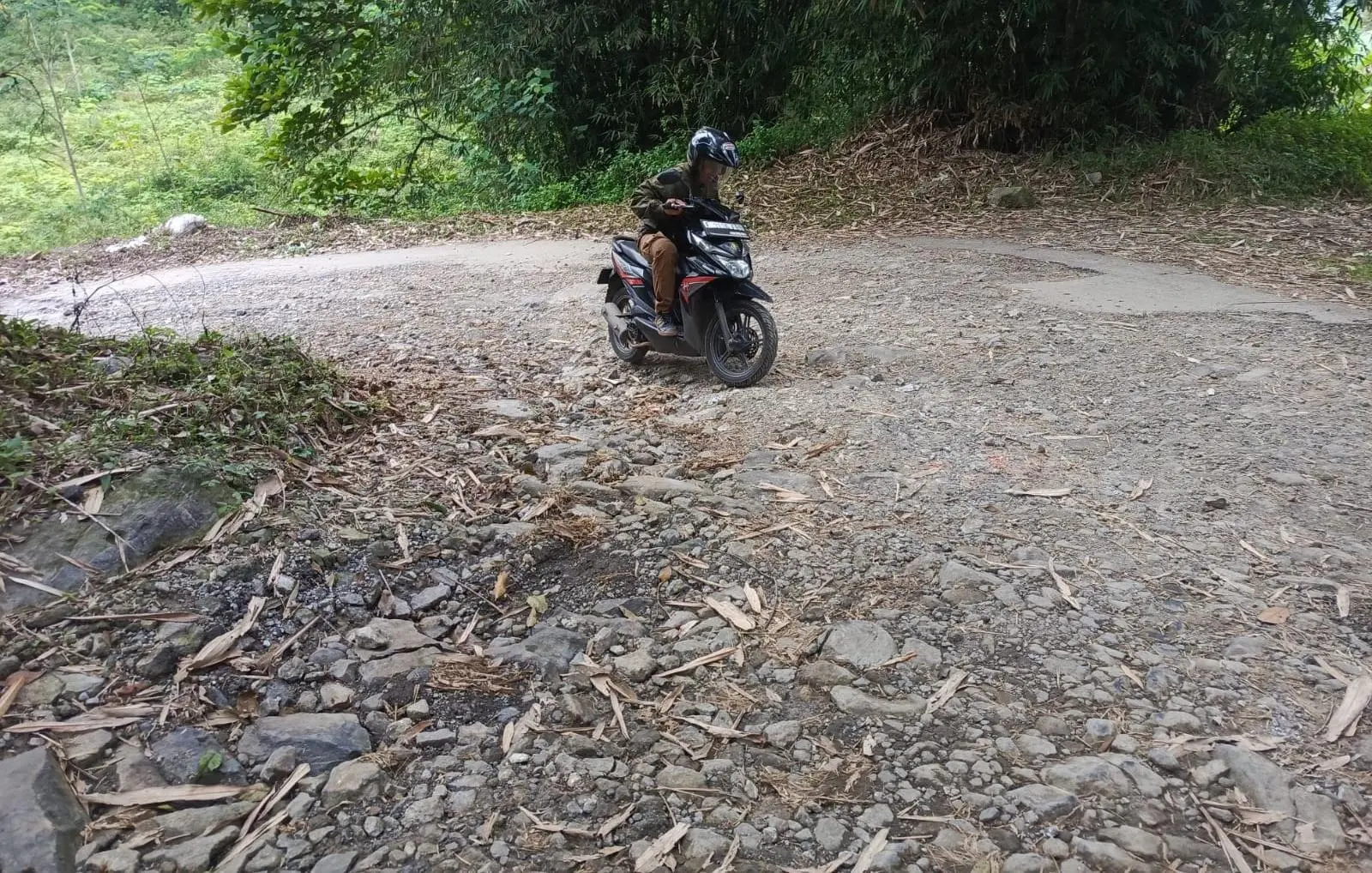 Warga Keluhkan Jalan Nanggung–Rancabakti Rusak Hingga 4 Kilometer