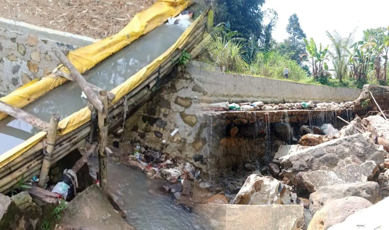 Miris! Irigasi di Curugbitung Dibiarkan Rusak, Warga Bertindak Sendiri
