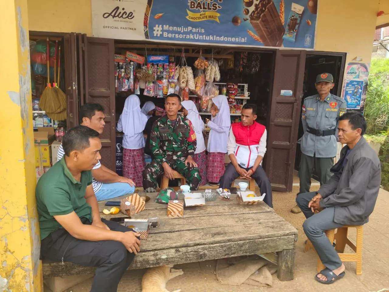 Bangun Kedekatan dengan Warga, Babinsa Cileuksa Sertu Sopian Gencarkan Komunikasi Sosial