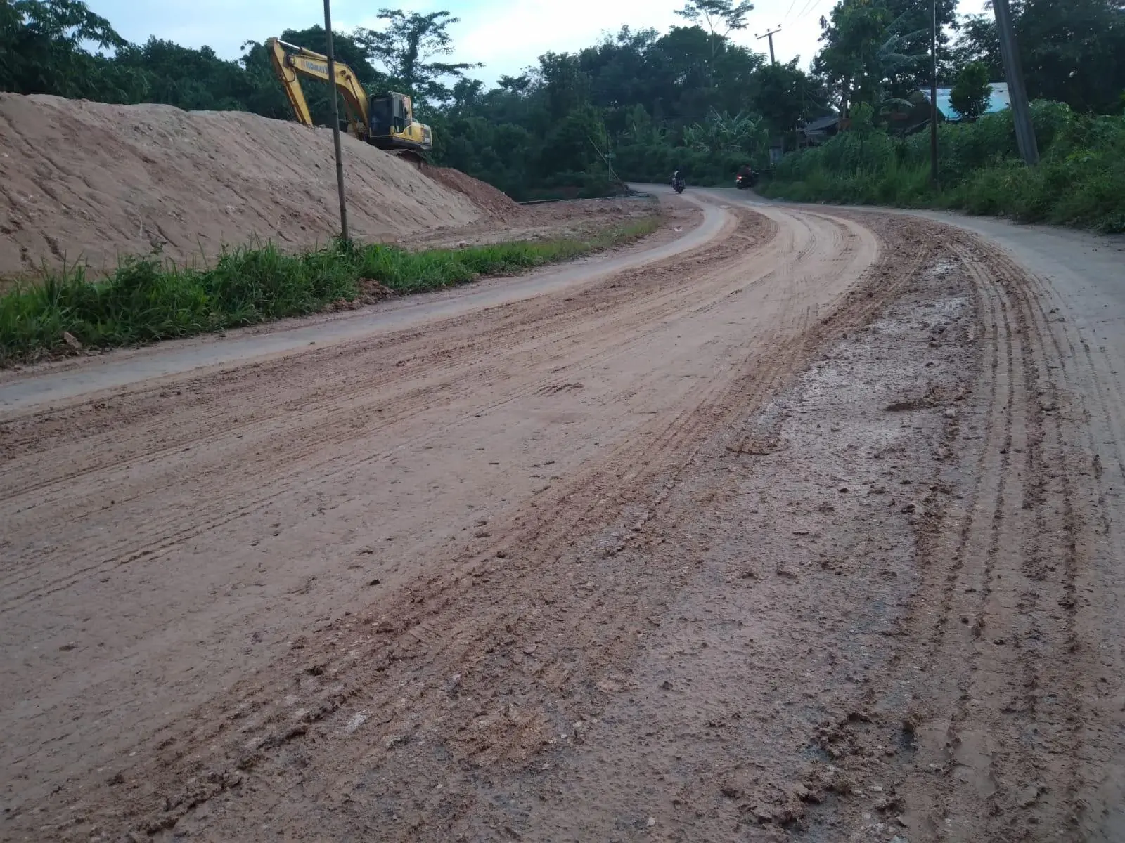 Jalan Jasinga-Koleang Bogor Terancam: Gundukan Tanah Resahkan Warga dan Pengendara!
