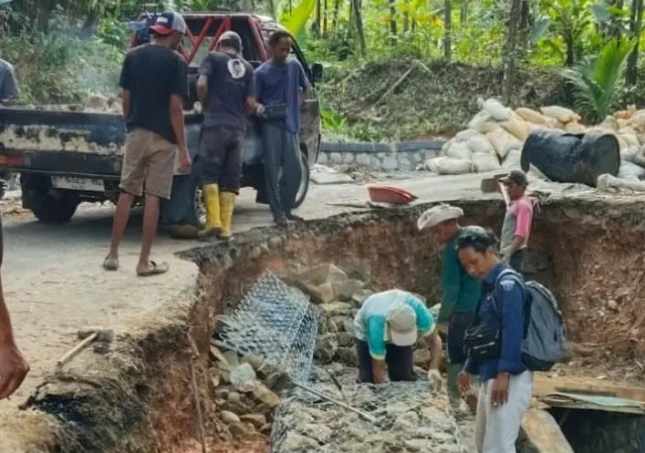 Antisipasi Longsor, Pemdes Parakanmuncang Pasang Bronjong Sepanjang 14 Meter