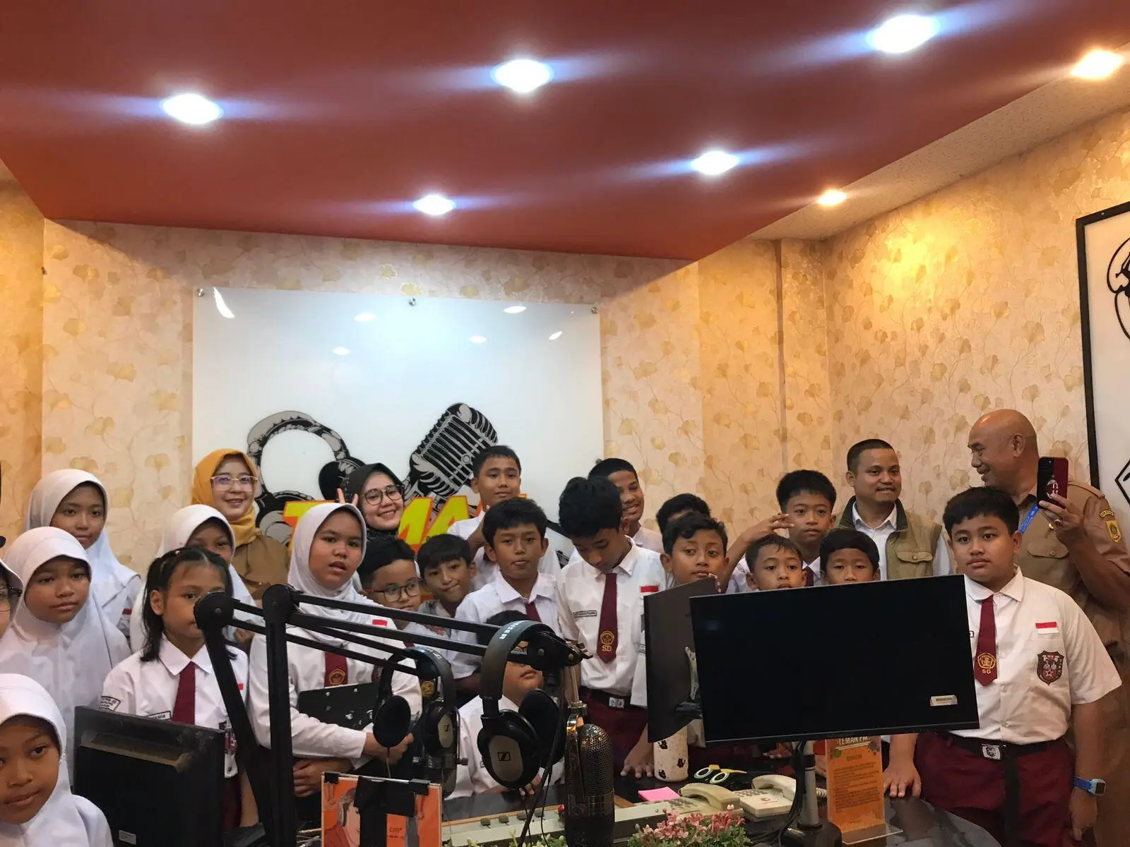 Siswa SDN Ciriung 02 Belajar Dunia Siaran dan Podcast di Diskominfo Kabupaten Bogor