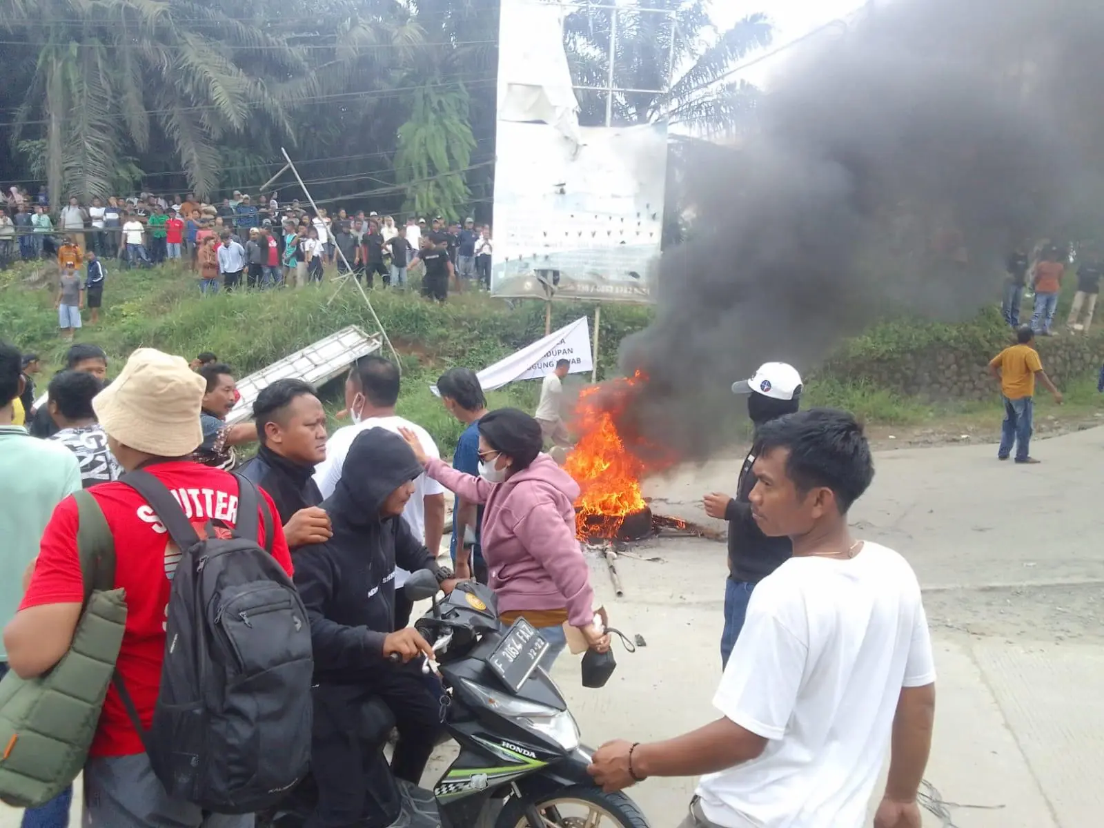 Warga Empat Kecamatan Tolak Penutupan Tambang: “Kami Hidup dari Sini!”