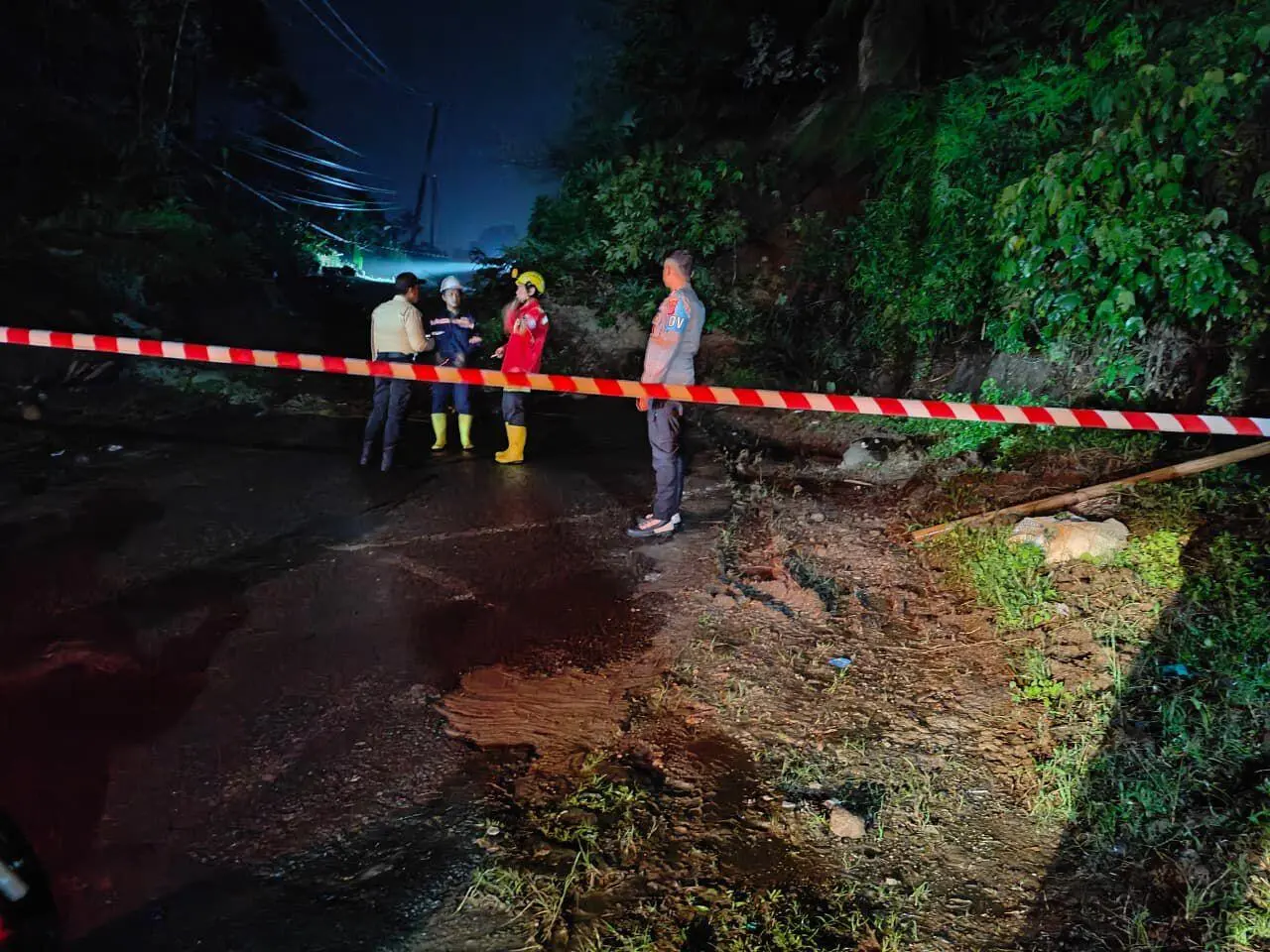 Longsor Leuwibuluh Nanggung: Jalan Tertutup, Polisi dan PT Antam Lakukan Penanganan Cepat