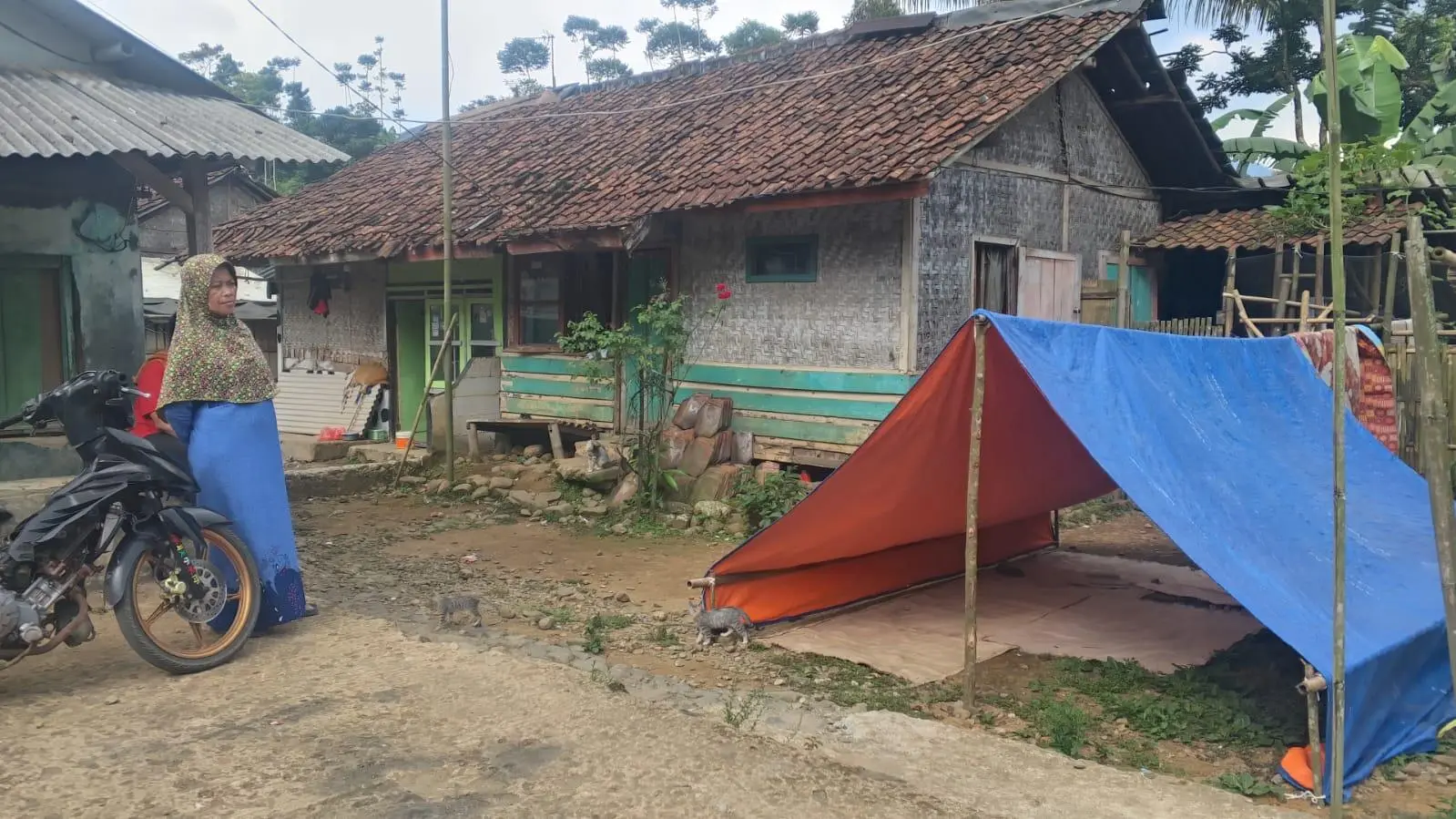 Tidur di Teras dan Tenda, Warga Leuwiliang Trauma Gempa Susulan