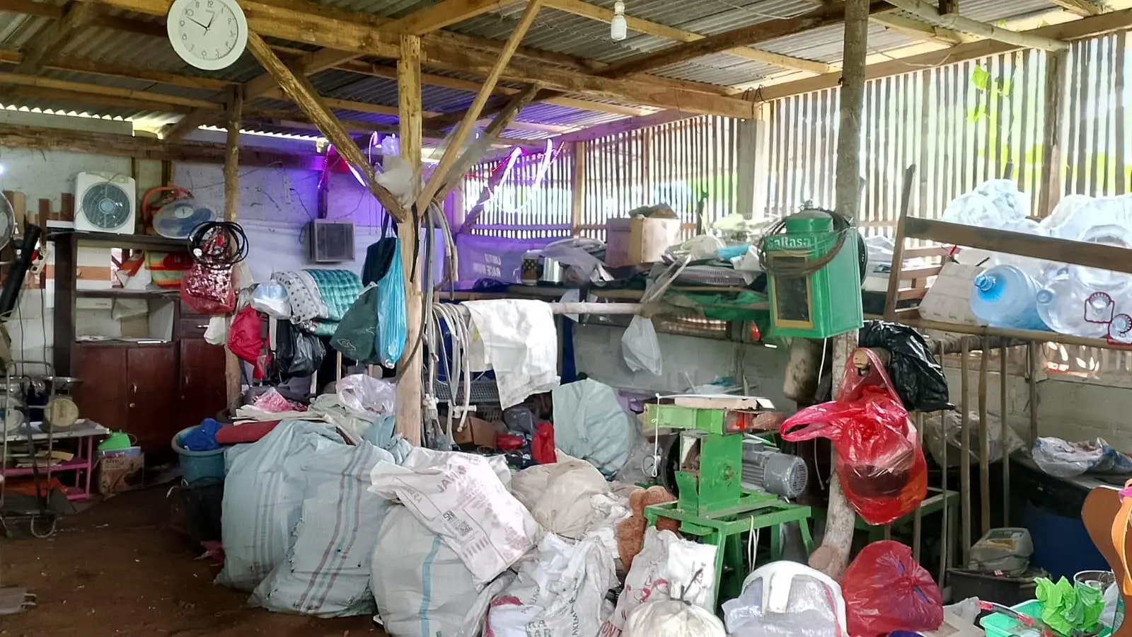 Dari Kepedulian Lingkungan, Neneng Dirikan Bank Sampah Berlian di Nanggung