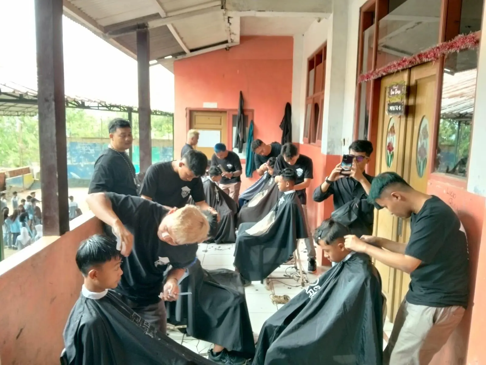 Inovasi SMPN 2 Caringin: Tumbuhkan Disiplin dengan Pangkas Rambut Gratis