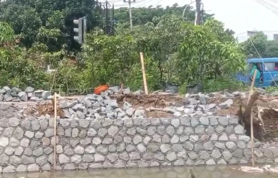 Tanggul Sungai di Bogor Rawan Jebol, Kontraktor Diduga Abaikan Pipa Suling