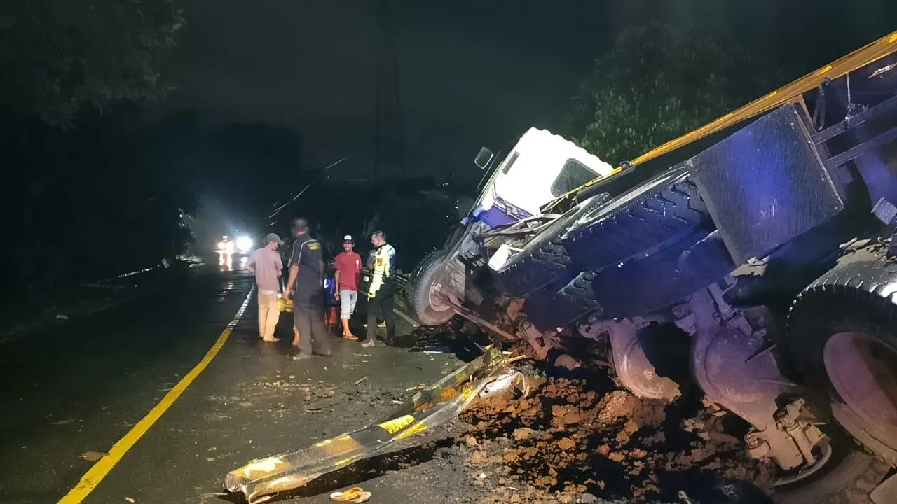 Lakalantas di Jalan Nasional Bogor, Truk Terguling di Tanjakan Cibokor