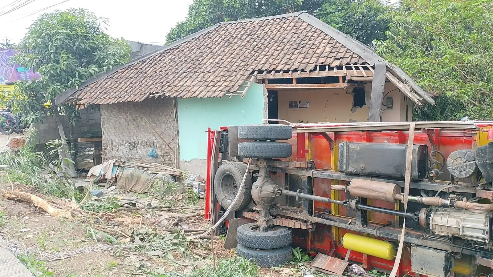 Truk Kayu Oleng di Jalan Jasinga-Koleang, Tabrak Rumah Warga Pagi Buta